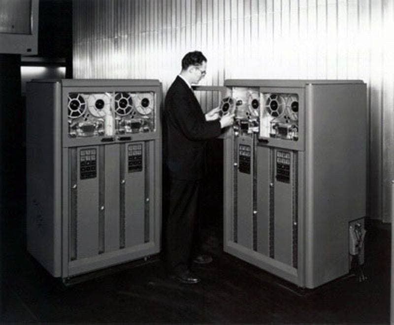 Computadora-IBM-726-almacenaba-memoria-cintas-magneticas-1952.jpg