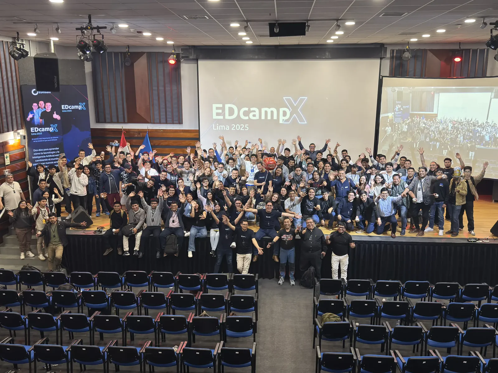 La comunidad de EDteam reunida en el EDcamp X de Lima, en 2025