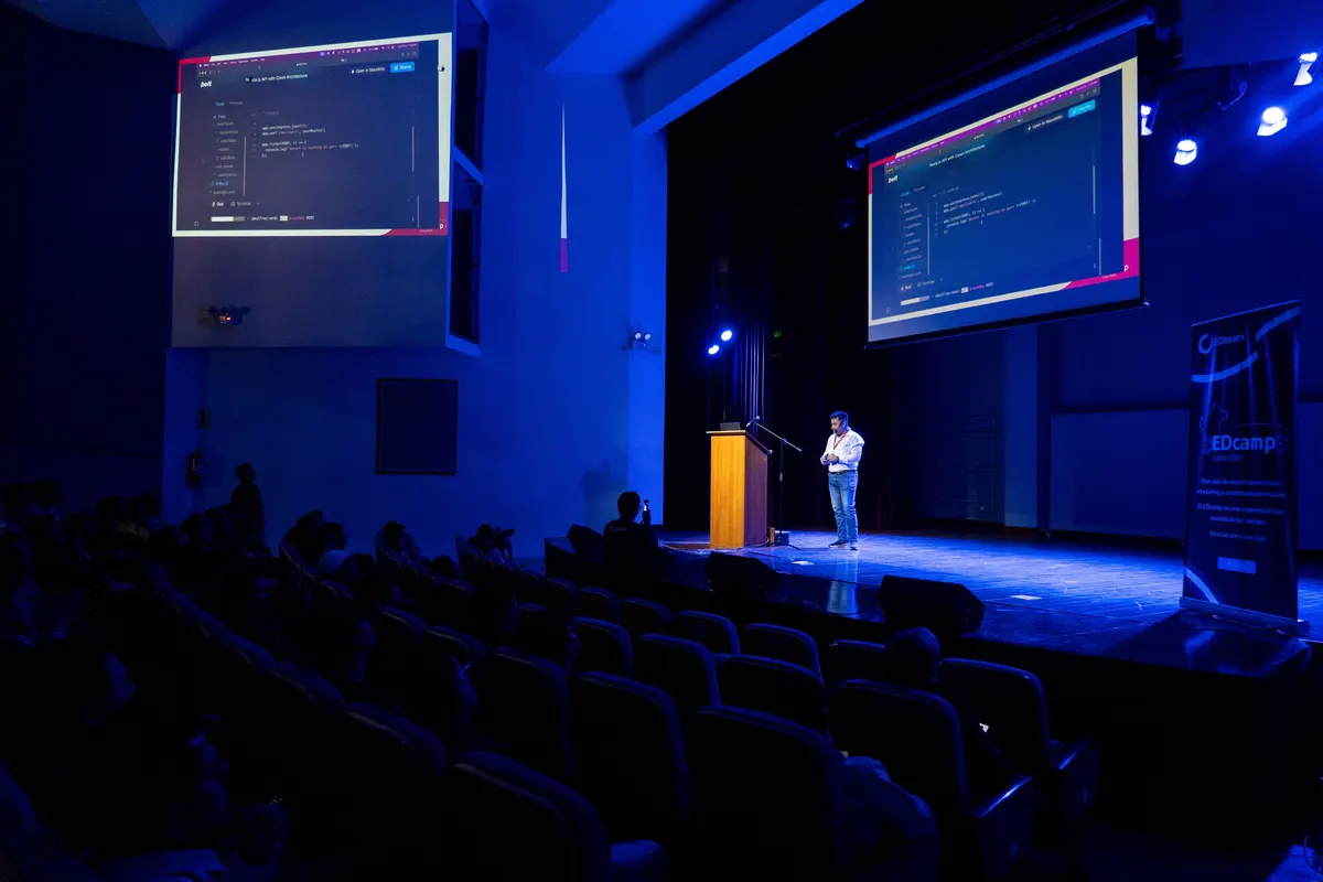 Una charla en el escenario de una edición anterior del EDcamp