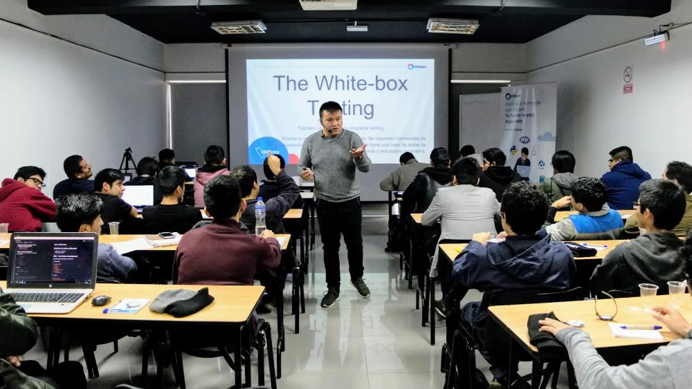 Curso presencial del EDcamp con un profesor frente a la clase