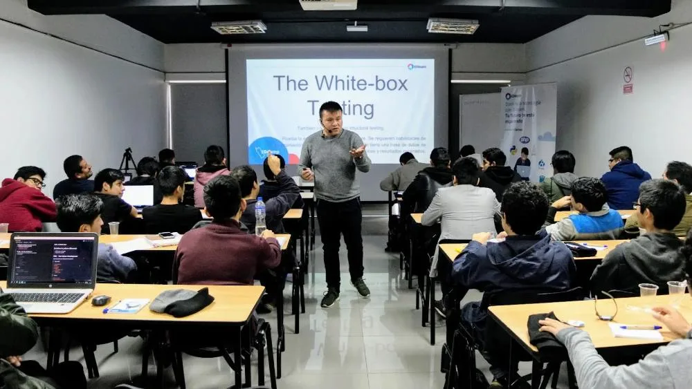 Curso presencial del EDcamp con un profesor frente a la clase